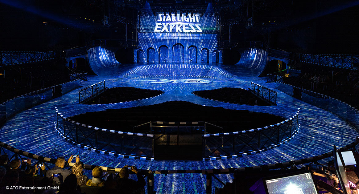 Die Bühne von Starlight Express mit blauen Lichteffekten kurz vor Start der Aufführung